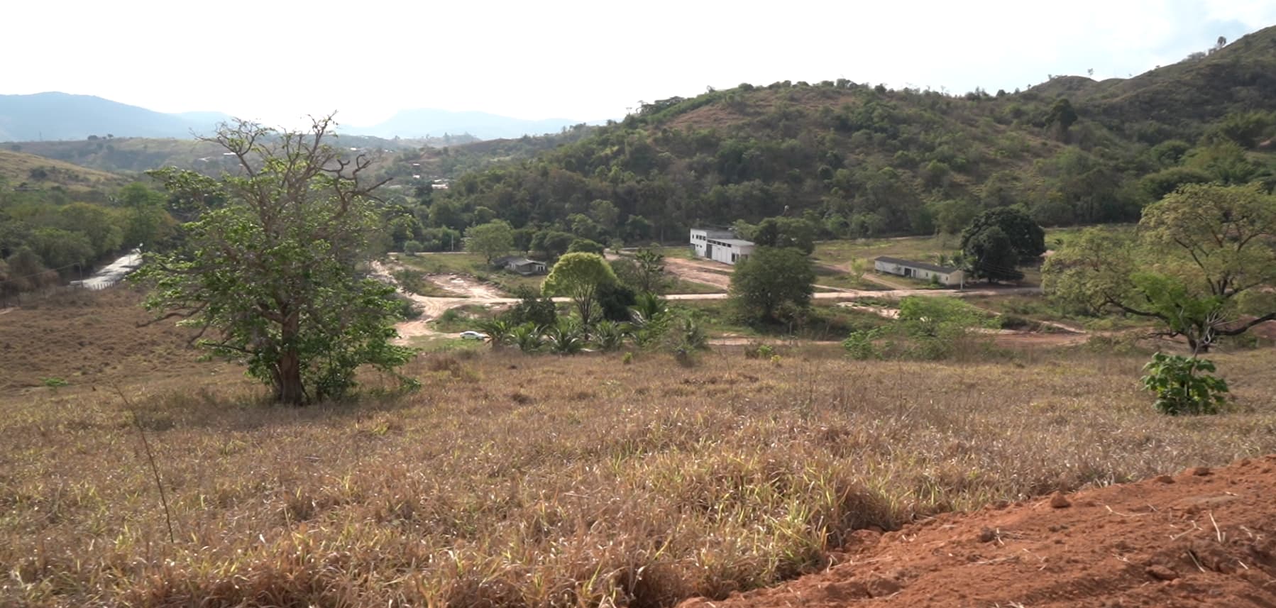 Chácara plana com infraestrutura completa - água, luz e biodigestor em Governador Valadares
